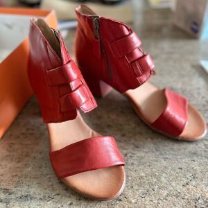 New In Box Brennan Open Toe Heeled Sandals Size 39 EU